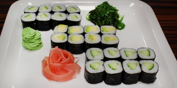Zajděte na sushi sety: 24–52 ks s lososem, úhořem, krabem i čistě vegetariánské