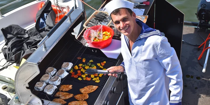 Párty s námořnickým doprovodem a grilováním na Slapech