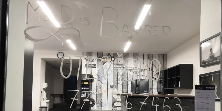Barber péče pro pány: střih, masáž hlavy, úprava vousů a sklenka dominikánského alkoholu Mamajuana