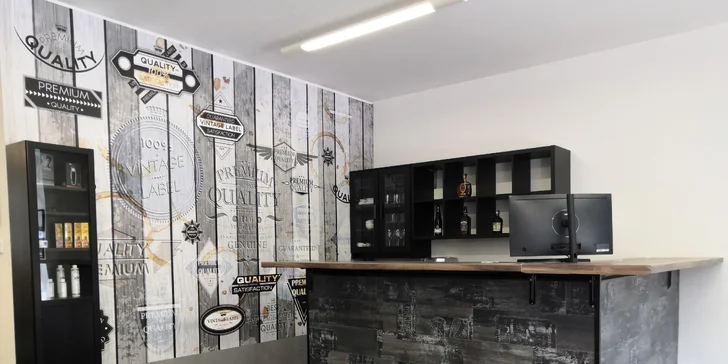 Barber péče pro pány: střih, masáž hlavy, úprava vousů a sklenka dominikánského alkoholu Mamajuana