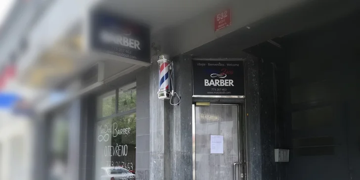 Barber péče pro pány: střih, masáž hlavy, úprava vousů a sklenka dominikánského alkoholu Mamajuana