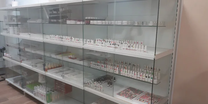 Péče pro krásné ruce: manikúra s gel lakem, nové akrylové nehty i doplnění se zdobením