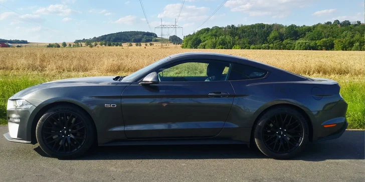 Pořádná jízda v legendárním voze Ford Mustang GT 5.0: až 25 minut jako řidič či spolujezdec