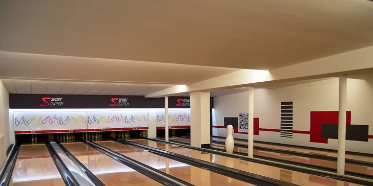 Jídlo a zábava: hodina bowlingu až pro 6 hráčů a pizza podle výběru