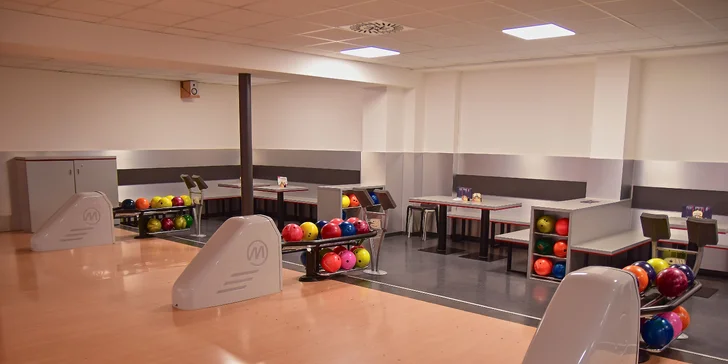 Jídlo a zábava: hodina bowlingu až pro 6 hráčů a pizza podle výběru