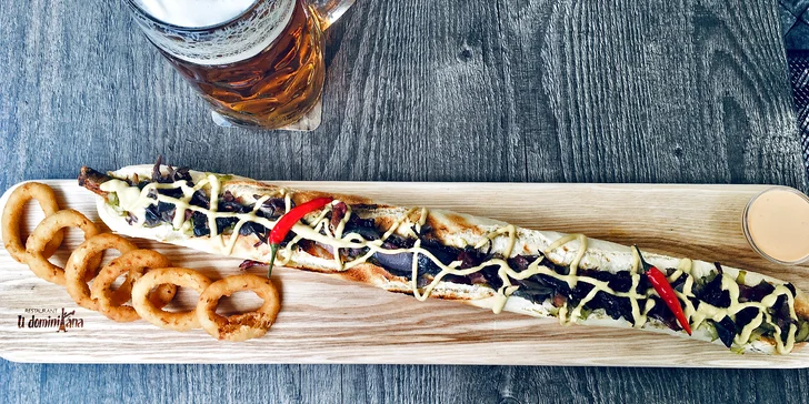 Pořádná svačina: největší hot dog v Praze a dva tupláky piva Radegast Ratar