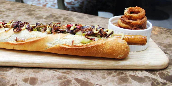 Pořádná svačina: největší hot dog v Praze a dva tupláky piva Radegast Ratar