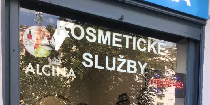 Suchá medicinální pedikúra s masáží a možností gel laku či Shellacu