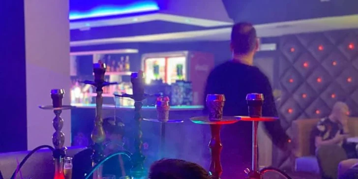 Dopřejte si fajn večer s přáteli: Vodní dýmka a 2 drinky dle výběru nebo párty kýbl