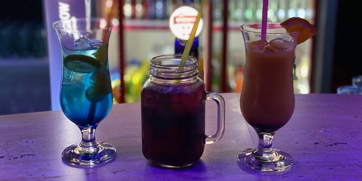 Dopřejte si fajn večer s přáteli: Vodní dýmka a 2 drinky dle výběru nebo párty kýbl