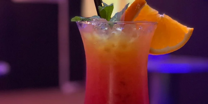Dopřejte si fajn večer s přáteli: Vodní dýmka a 2 drinky dle výběru nebo párty kýbl