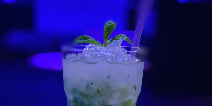 Dopřejte si fajn večer s přáteli: Vodní dýmka a 2 drinky dle výběru nebo párty kýbl