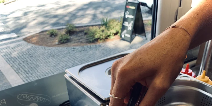 Hot dog s čedarem a nealko nápoj podle výběru: Kofola, Vinea nebo Rajec