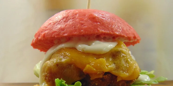300g burger podle výběru, porce hranolků a omáčka pro 1 i 2 osoby