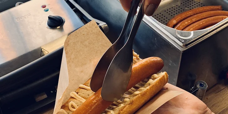 Hot dog s čedarem a nealko nápoj podle výběru: Kofola, Vinea nebo Rajec