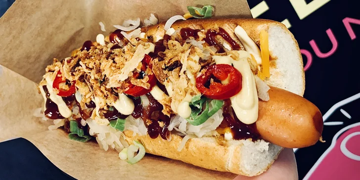 Hot dog s čedarem a nealko nápoj podle výběru: Kofola, Vinea nebo Rajec