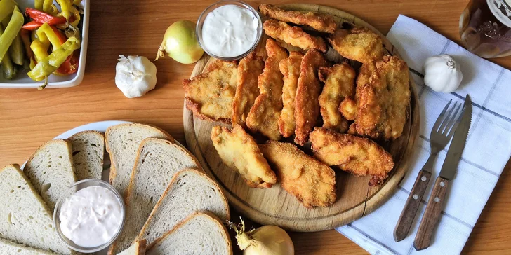 1 nebo 2 kg kuřecích a vepřových řízků, s chlebem a 2 dipy