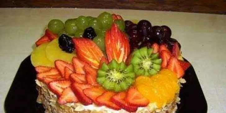229 Kč za celý velký dort s ovocem a oříšky nebo lehoučký cheesecake. Poctivé dobroty pro slavnostní chvíle i všední dny se slevou 50 %.