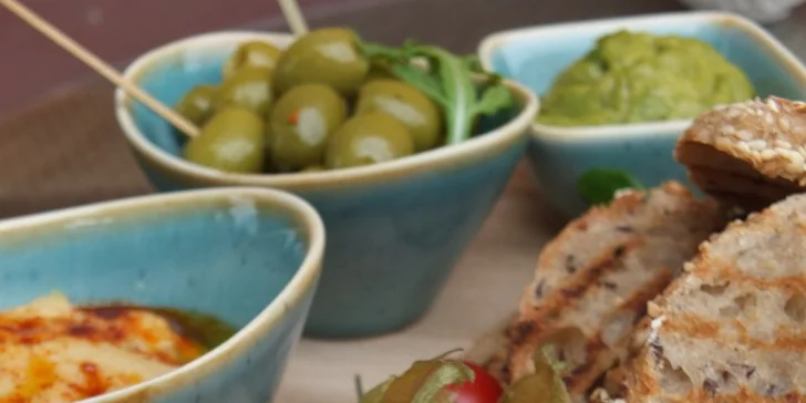 Posezení u vína a tapas: 2 sklenky a světové delikatesy na Vinohradech či na Starém Městě
