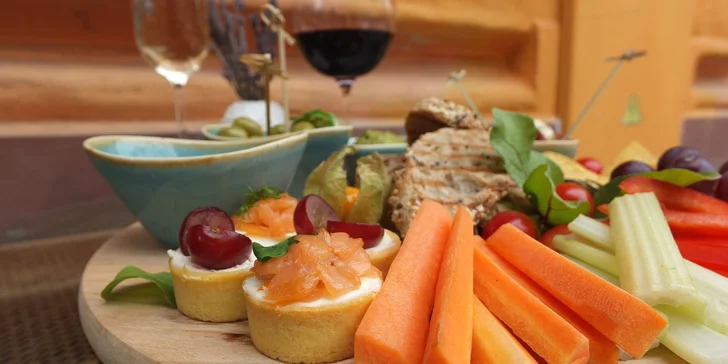 Posezení u vína a tapas: 2 sklenky a světové delikatesy na Vinohradech či na Starém Městě