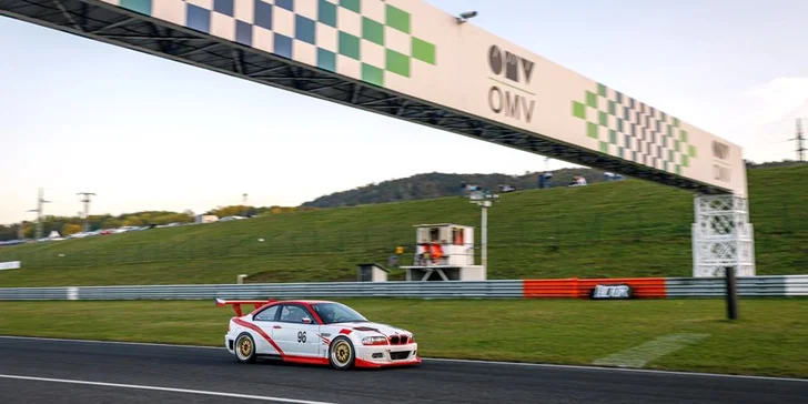 Uhánějte v závodním speciálu BMW: 2 nebo 5 kol na okruhu jako řidič či spolujezdec