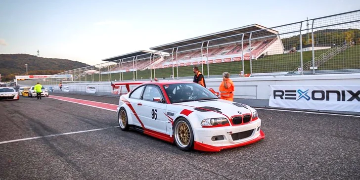 Uhánějte v závodním speciálu BMW: 2 nebo 5 kol na okruhu jako řidič či spolujezdec