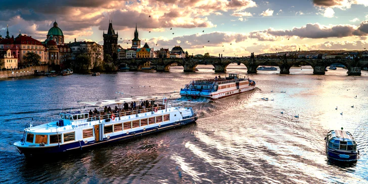 Vyhlídková plavba po Vltavě: noblesní loď, živá hudba a tříchodová večeře