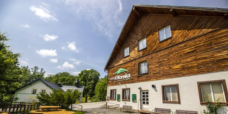 Hotel se nachází v obci Benecko zhruba 5 kilometrů od vrchu a rozhledny Žalý.