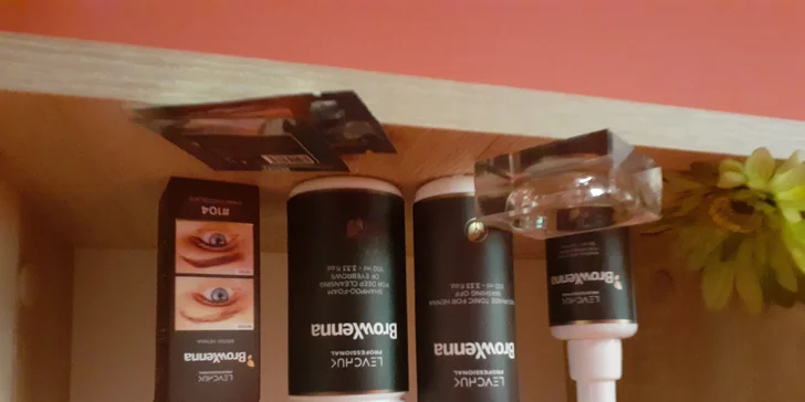 Obličej jako z magazínu: prodlužování řas metodou řasa na řasu i barvení obočí hennou