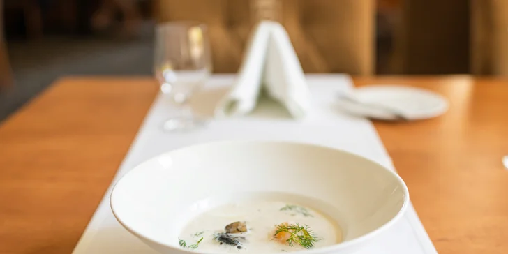 Zámecké pětichodové menu s rybou a králíkem i relaxace ve wellness pro 2 osoby