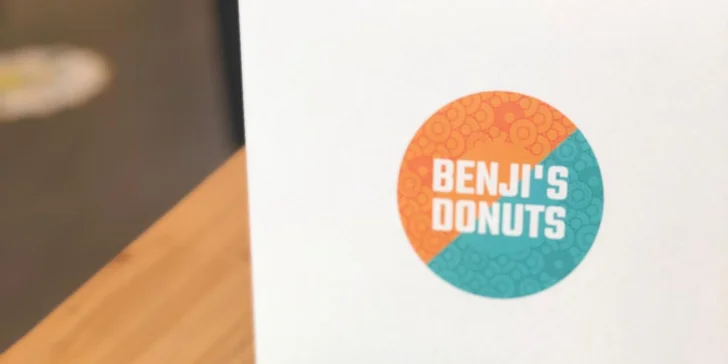 Donut a káva v pardubickém OC Atrium: espresso či americano, plněné a neplněné dezerty