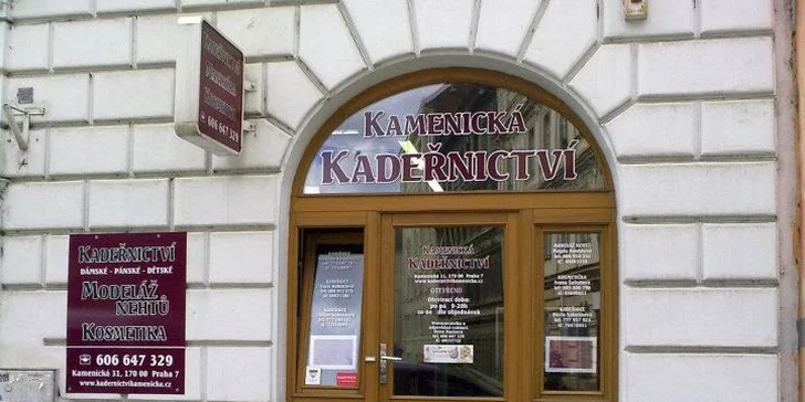 Kadeřnický balíček s moderním střihem a melírem