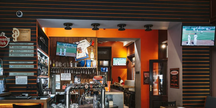 50 ks kuřecích křídel a paliček v omáčkách podle výběru a 4 piva v Hooters