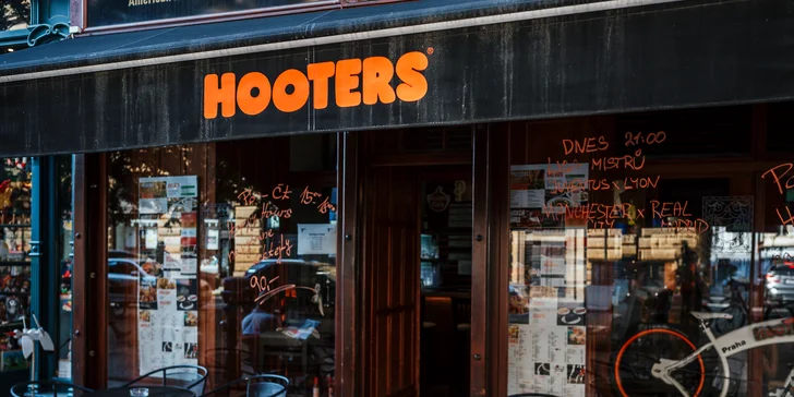 Legendární Hooters: 50 ks kuřecích křídel v omáčkách podle výběru a 2x spirálové hranolky