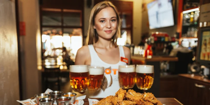 Legendární Hooters: 50 ks kuřecích křídel v omáčkách podle výběru a 2x spirálové hranolky