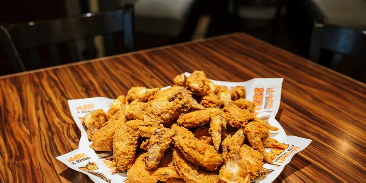 50 ks kuřecích křídel a paliček v omáčkách podle výběru a 4 piva v Hooters