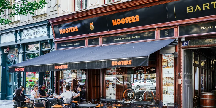 Legendární Hooters: 50 ks kuřecích křídel v omáčkách podle výběru a 2x spirálové hranolky
