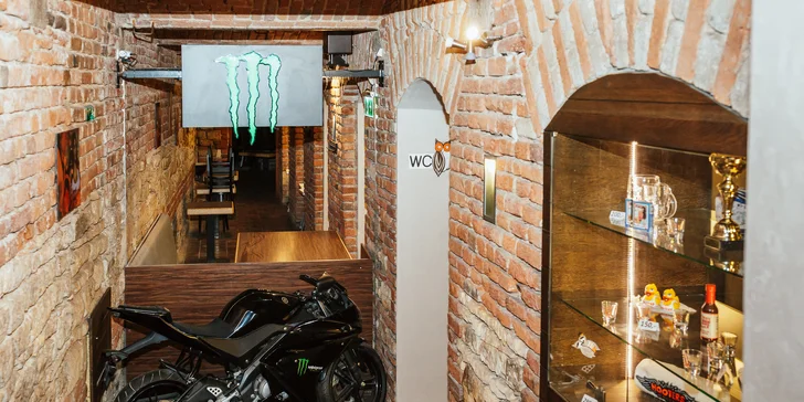 50 ks kuřecích křídel a paliček v omáčkách podle výběru a 4 piva v Hooters