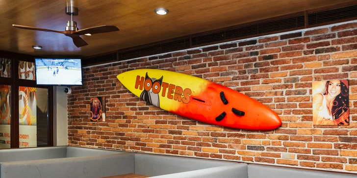 Legendární Hooters: 50 ks kuřecích křídel v omáčkách podle výběru a 2x spirálové hranolky