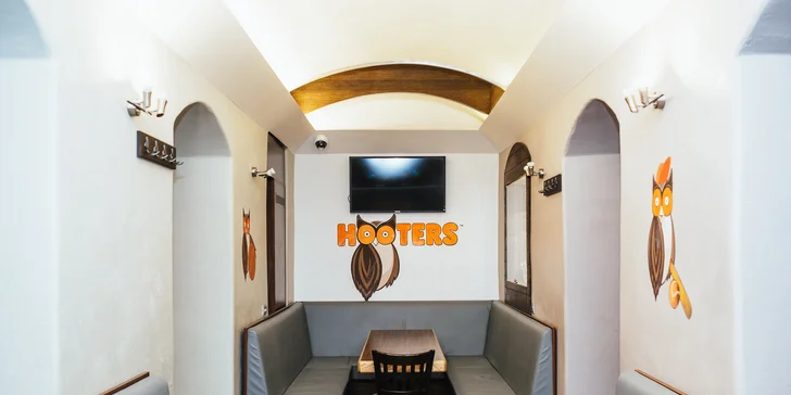 Legendární Hooters: 50 ks kuřecích křídel v omáčkách podle výběru a 2x spirálové hranolky