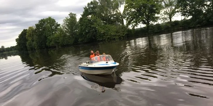 S rodinou do Drift areny: projížďky v bugině a plavba na motorovém člunu