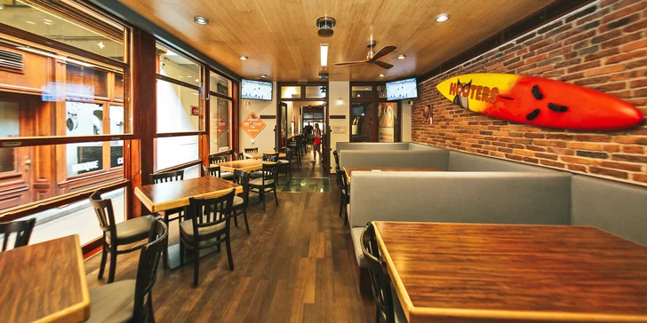 Legendární Hooters: 50 ks kuřecích křídel v omáčkách podle výběru a 2x spirálové hranolky