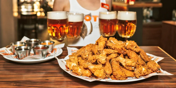 50 ks kuřecích křídel a paliček v omáčkách podle výběru a 4 piva v Hooters
