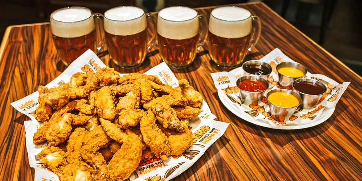 50 ks kuřecích křídel a paliček v omáčkách podle výběru a 4 piva v Hooters