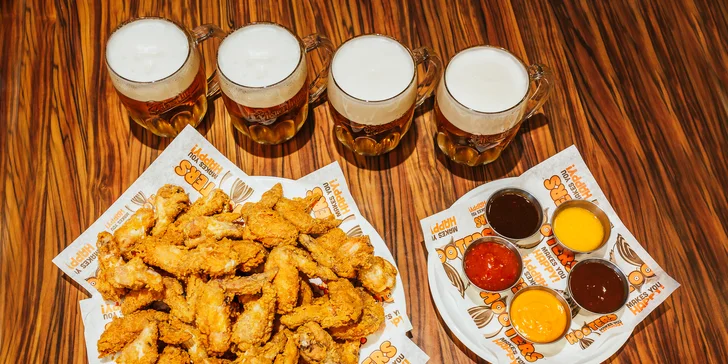 50 ks kuřecích křídel a paliček v omáčkách podle výběru a 4 piva v Hooters