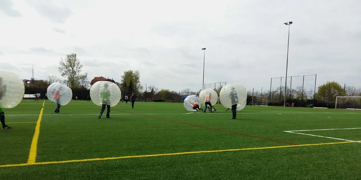 Užijte si hodinu nafouknuté zábavy: Bubble Football až pro 10 kamarádů