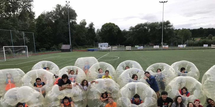 Užijte si hodinu nafouknuté zábavy: Bubble Football až pro 10 kamarádů