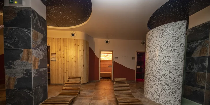 Hodina relaxace: velký saunový svět s 10 druhy saun, vířivkami a intimní atmosférou