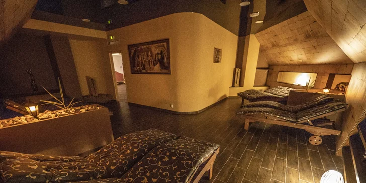 Hodina relaxace: velký saunový svět s 10 druhy saun, vířivkami a intimní atmosférou