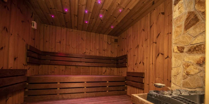 Hodina relaxace: velký saunový svět s 10 druhy saun, vířivkami a intimní atmosférou